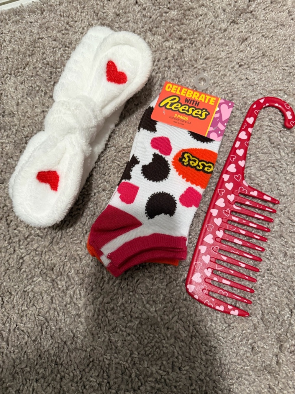 Heart Bundle- Reese's Heart Pattern Ankle Socks, white stretch headband, comb